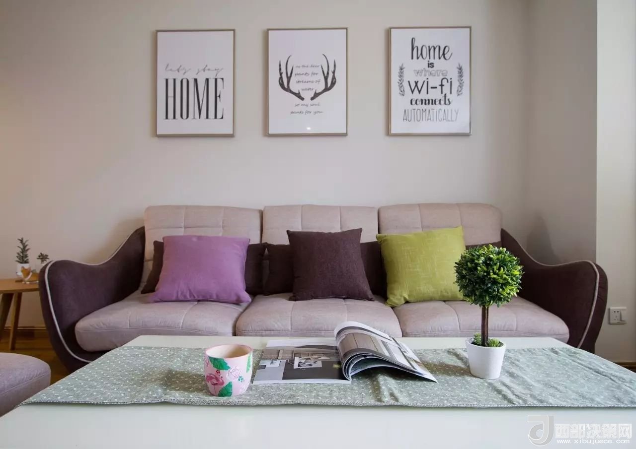 沙發(fā)背景墻選對裝飾畫，才能美了整個(gè)客廳空間！