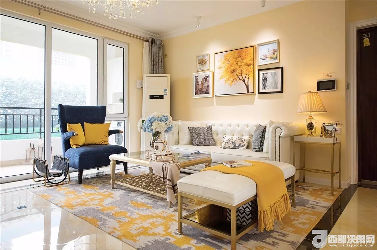 沙發(fā)背景墻選對裝飾畫，才能美了整個(gè)客廳空間！