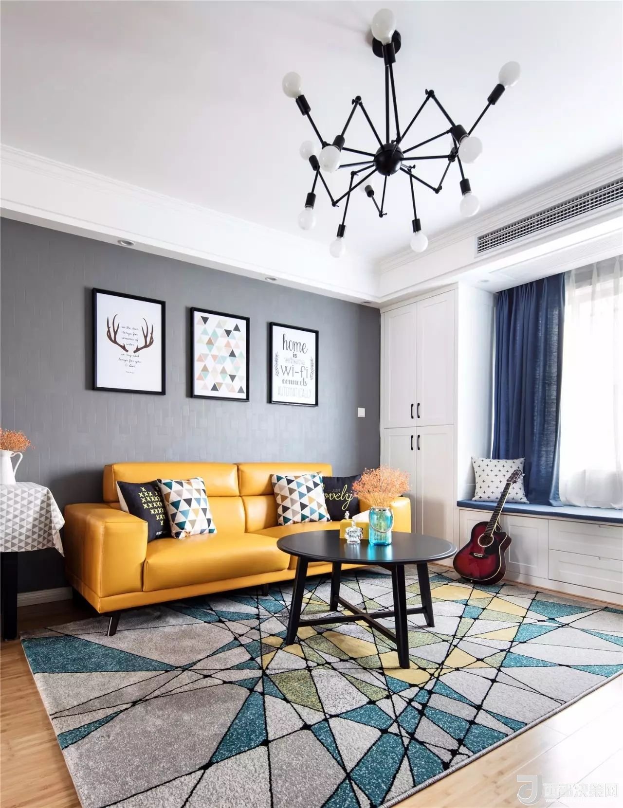 沙發(fā)背景墻選對裝飾畫，才能美了整個(gè)客廳空間！