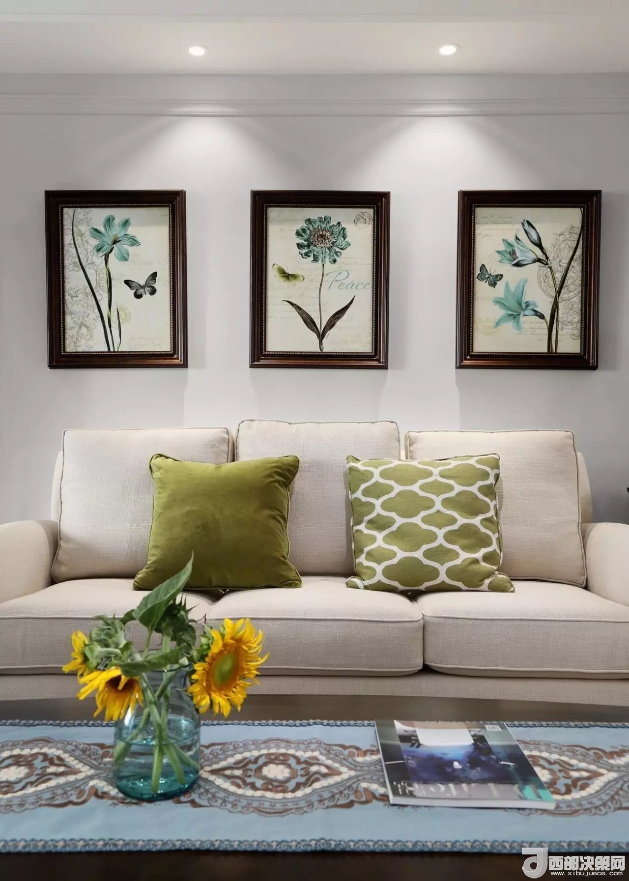 沙發(fā)背景墻選對裝飾畫，才能美了整個(gè)客廳空間！