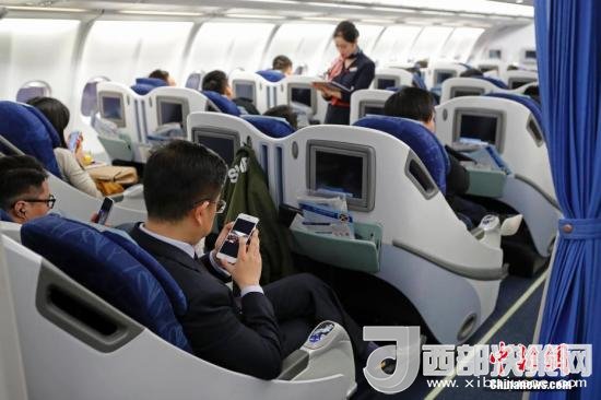 在東航MU5137航班上，旅客全程在飛行模式下可以使用手機(jī)。殷立勤 攝