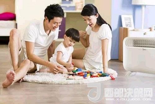 兒童時(shí)期，孩子好奇心強(qiáng)，喜歡“打破砂鍋問到底”、“探究性拆東西”、“自言自語(yǔ)做游戲”。這些聽似好笑，看似頑皮的言行舉止，恰恰就是孩子創(chuàng)造火花的閃現(xiàn)。心理學(xué)家鄧斯克認(rèn)為，小孩子在游戲中的“假裝”會(huì)大大促進(jìn)他們的發(fā)散思維。