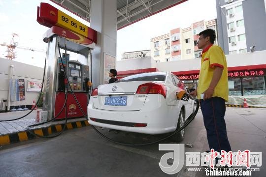 資料圖：山西太原，加油站工作人員正在給車輛加油。　張云 攝