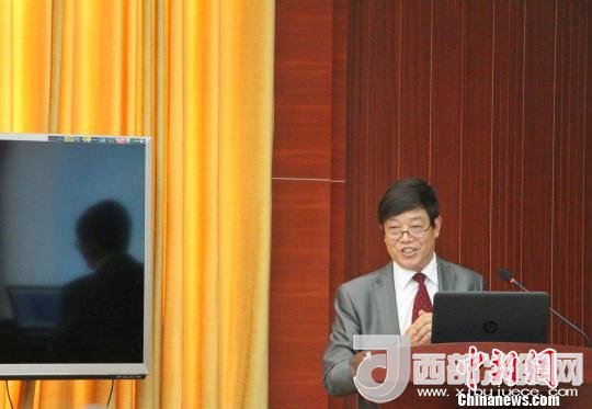 圖為中南大學(xué)教授歐陽友權(quán)在現(xiàn)場作了題為“我國文化產(chǎn)業(yè)發(fā)展的三大拐點與高校的責(zé)任”報告?！≮w曉 攝