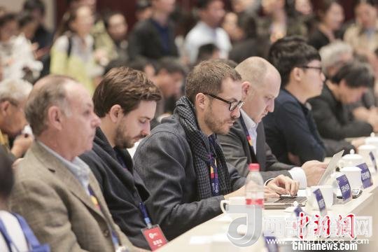 河北工業(yè)設(shè)計創(chuàng)新中心(以下簡稱HIDC)啟動儀式暨“設(shè)計促轉(zhuǎn)型·創(chuàng)新贏未來”國際工業(yè)設(shè)計工作坊26日在河北省省會石家莊市舉行。圖為與會各國設(shè)計師?！⌒ば?攝