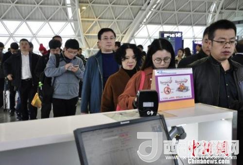 圖為旅客等待進(jìn)入客艙?！慰∶?攝