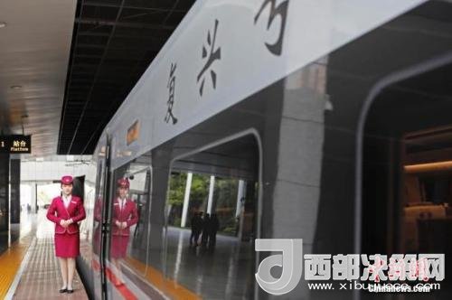 資料圖：4月10日，列車員在“復興號”列車旁迎接旅客的到來。 <a target='_blank'  data-cke-saved- >中新社</a>記者 殷立勤 攝