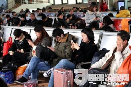 資料圖：移動(dòng)互聯(lián)網(wǎng)時(shí)代，旅客都拿著手機(jī)打發(fā)時(shí)間。<a target='_blank' >中新社</a>記者 王中舉 攝