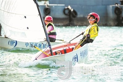 青島市北區(qū)立新小學(xué)學(xué)生參加2017年中國杯青少年帆船OP項(xiàng)目比賽。孫軍/攝