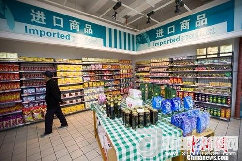 資料圖：民眾正在超市挑選進口商品。 <a target='_blank'  data-cke-saved- >中新社</a>記者 張云 攝