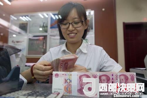 7月5日，山西太原一銀行工作人員正在清點(diǎn)貨幣。人民幣對(duì)美元匯率中間價(jià)在經(jīng)歷了過(guò)去11個(gè)交易中的10次下調(diào)后終于迎來(lái)大漲。5日，中國(guó)外匯交易中心公布人民幣對(duì)美元匯率中間價(jià)報(bào)6.6180，較前一交易日大幅上調(diào)415個(gè)基點(diǎn)，創(chuàng)下自2017年10月11日以來(lái)的最大升幅。<a target='_blank' >中新社</a>記者 張?jiān)?攝