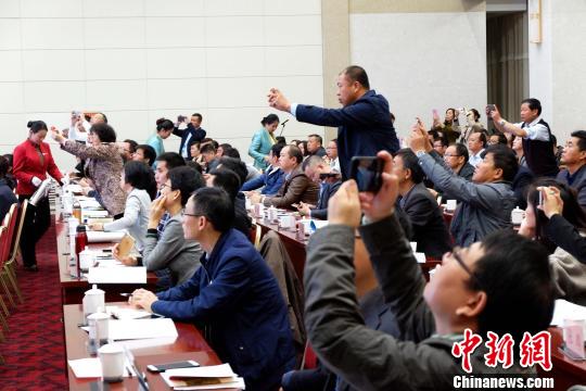 圖為與會嘉賓認(rèn)真聽取專家演講?！±铍h 攝