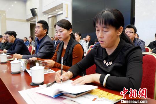 圖為與會嘉賓聆聽專家演講?！±铍h 攝