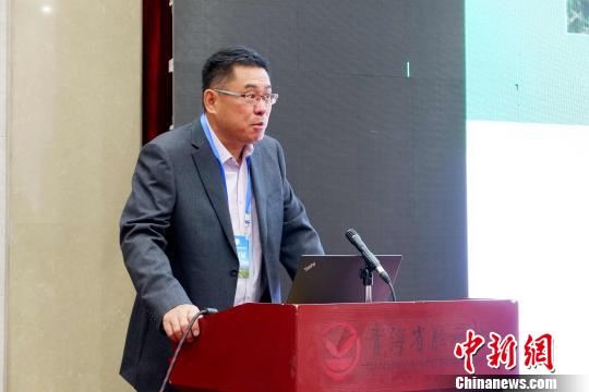 圖為青海省農(nóng)林科學(xué)院副院長、國家大麥青稞產(chǎn)業(yè)技術(shù)體系崗位科學(xué)家遲德釗正在發(fā)言?！±铍h 攝