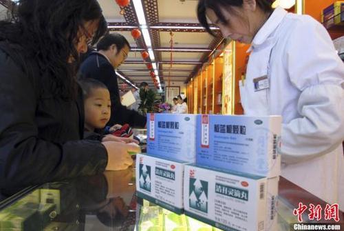 資料圖：北京一家老字號(hào)藥店內(nèi)，前來(lái)購(gòu)買(mǎi)藥品的市民絡(luò)繹不絕。<a target='_blank'  data-cke-saved- ><p  align=