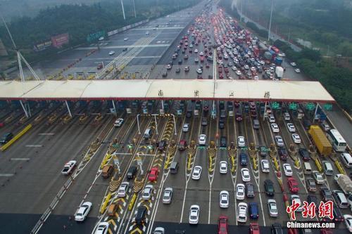 資料圖：車輛通過收費(fèi)站。<a target='_blank'  data-cke-saved- ><p  align=