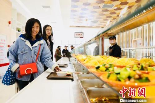 　資料圖：消費(fèi)者在餐廳就餐?！惴?攝