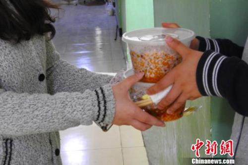 外賣配送員將外賣送到學(xué)生宿舍。受訪者供圖