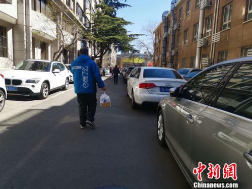 圖為餓了么配送員正在送餐。 謝藝觀 攝
