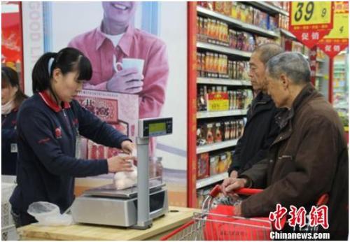 資料圖：在保定市北市區(qū)一家大型超市內(nèi)，促銷員正在為購買雞蛋的市民稱量、打包。李芳華 攝