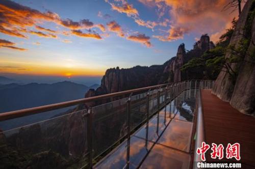  資料圖：霞光映照在三清山棧道玻璃上。　婁永平 攝