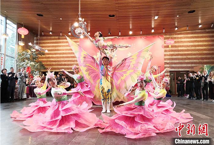 圖為雜技演員通過(guò)精湛的技藝贏得了滿(mǎn)堂喝彩?！「拭C省文化和旅游廳網(wǎng)站 攝