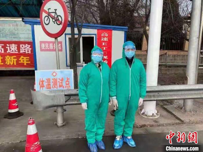 鄉(xiāng)鎮(zhèn)衛(wèi)生院和社區(qū)衛(wèi)生中心工作人員排查發(fā)熱患者。　介休市醫(yī)療集團(tuán)供圖 攝