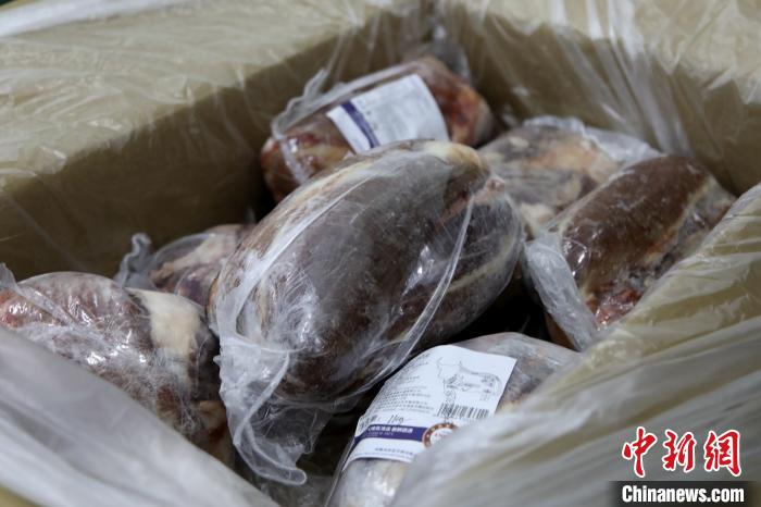 當雄縣援鄂物資中的牦牛肉，圖中的為腱子肉，是牦牛肉中的“極品”?！‘斝劭h 供圖 攝
