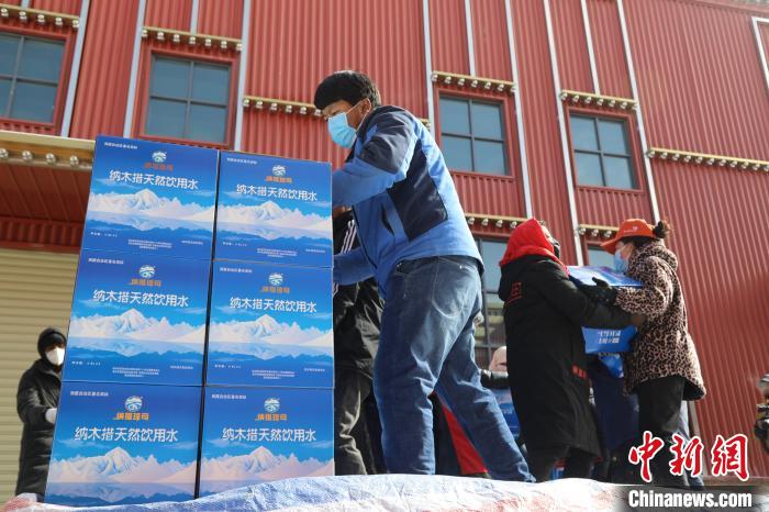 西藏當雄給湖北荊州送去冰川礦泉水、牦牛肉等物資