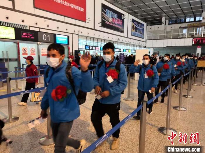 外出務(wù)工人員有序排隊(duì)辦理登記手續(xù)?！O友軍 攝