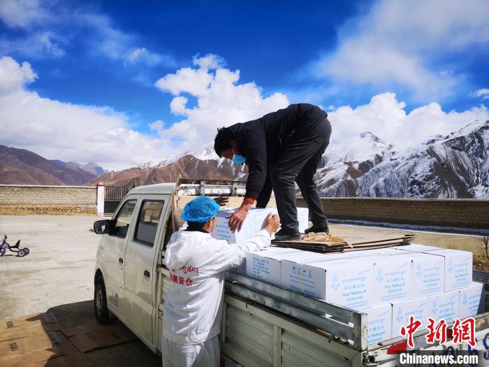 圖為工作人員搬運(yùn)物資。堆龍德慶區(qū)宣傳部供圖