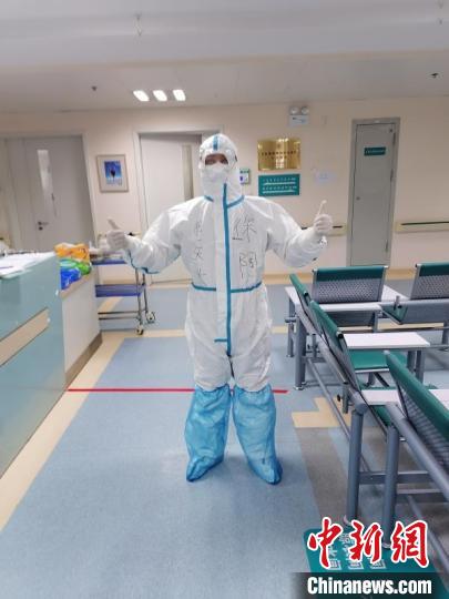 徐陶在工作中。四川援助湖北醫(yī)療隊(duì)供圖