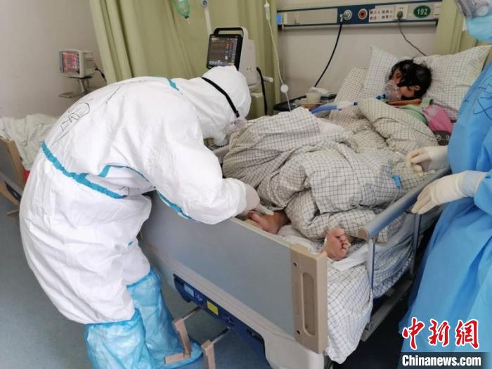 徐陶在工作中。四川援助湖北醫(yī)療隊(duì)供圖