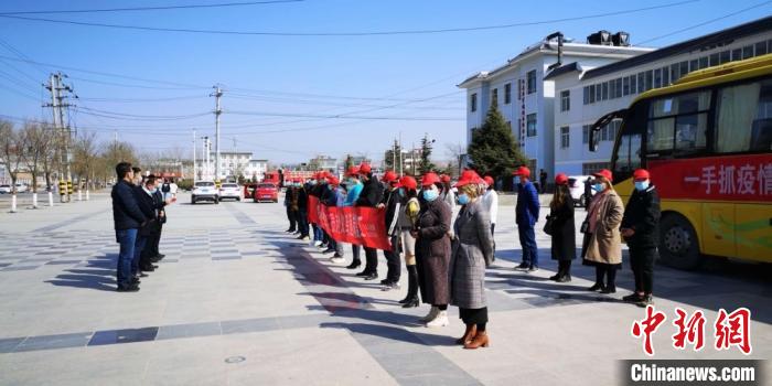 圖為甘肅禮縣，歡送首批乘“專車”赴浙江的務工人員。(資料圖) 田瑞萍 攝