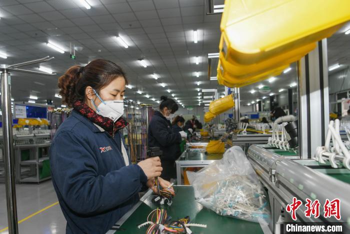 工人戴著口罩搶抓生產(chǎn)。　康建林 攝