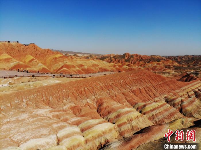 航拍下的七彩丹霞?！钇G敏 攝