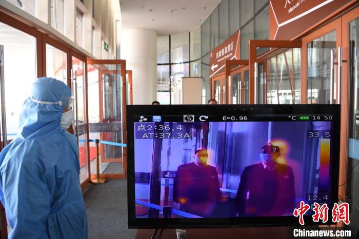 圖為游客步行通過紅外線測(cè)溫通道?！钇G敏 攝