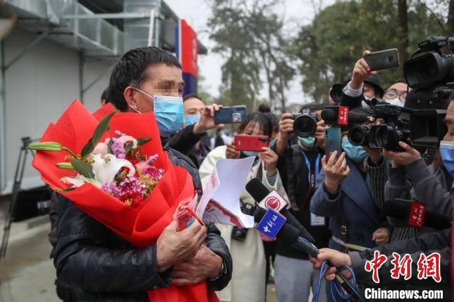 圖為貴州省最后一名新冠肺炎確診患者從貴州省將軍山醫(yī)院出院，患者接受媒體采訪?！■暮陚?攝