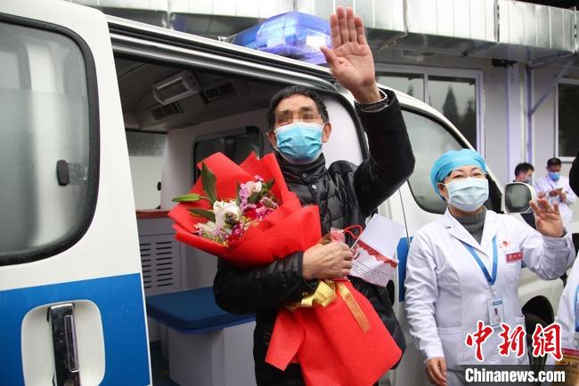 圖為貴州省最后一名新冠肺炎確診患者從貴州省將軍山醫(yī)院出院，患者與眾人揮手告別?！■暮陚?攝