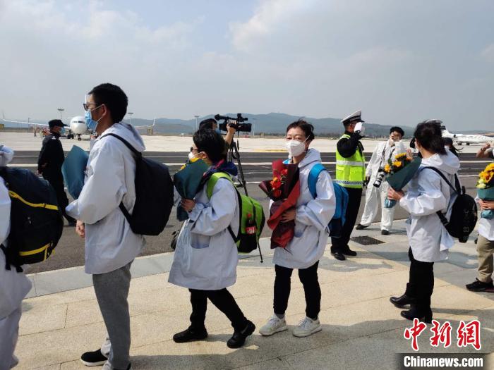 圖為交警向醫(yī)療隊敬禮?！№n帥南 攝