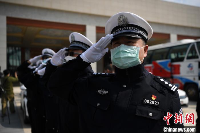 圖為交警們向醫(yī)療隊敬禮?！】灯?攝