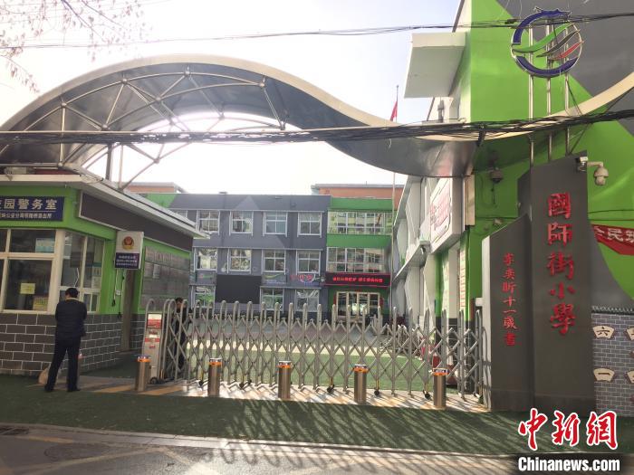 校門口設(shè)置臨時(shí)等候區(qū)，區(qū)域四周5米為禁行區(qū)?！「呷鸱?攝