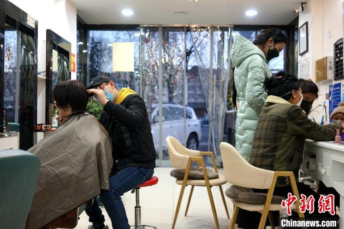 拉薩市民在一美發(fā)店理發(fā)、美甲。　江飛波 攝