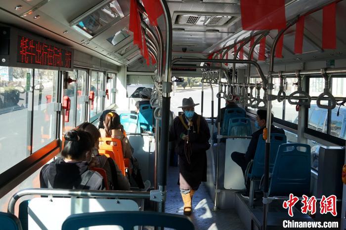 拉薩市民生活如常，圖為民眾戴口罩乘坐公交車?！〗w波 攝