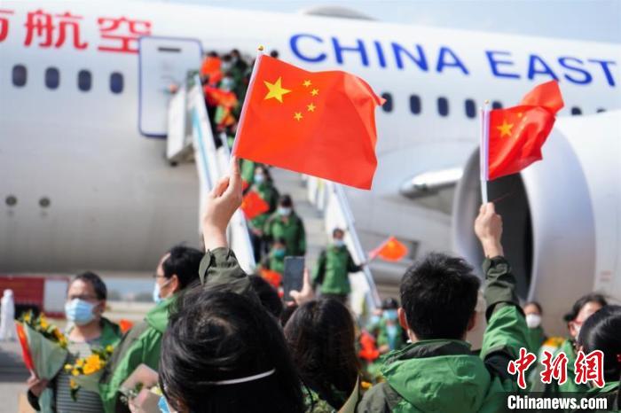 圖為醫(yī)療隊(duì)抵達(dá)昆明機(jī)場(chǎng) 王浩帆 攝 圖為醫(yī)療隊(duì)抵達(dá)昆明機(jī)場(chǎng) 王浩帆 攝