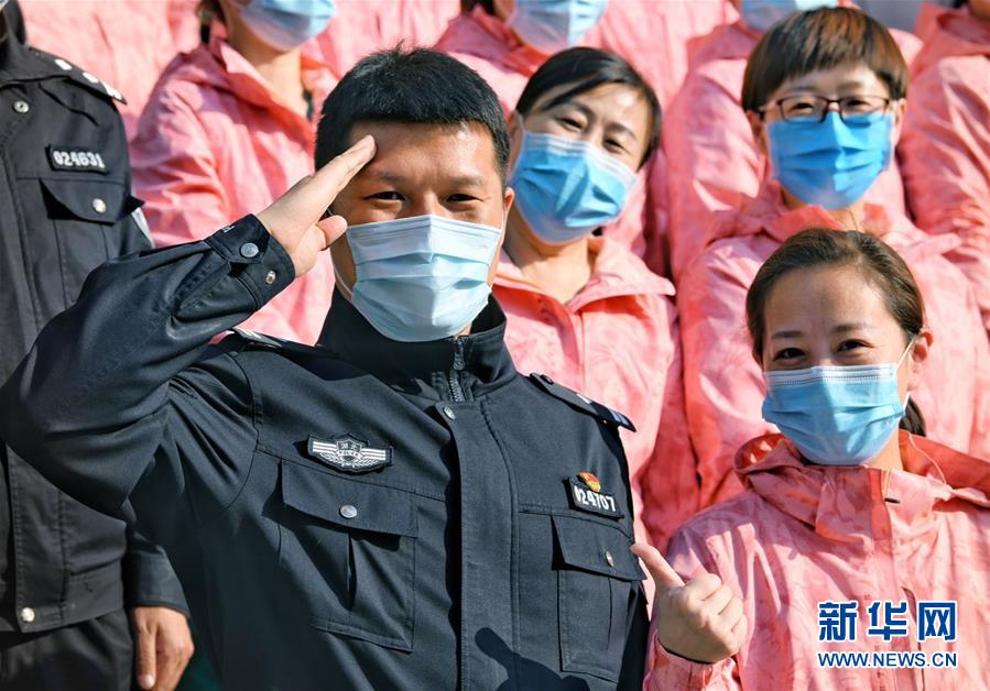 （習(xí)近平致敬的戰(zhàn)“疫”英雄·公安干警篇·圖文互動）（1）他們，抗疫一線鑄警魂