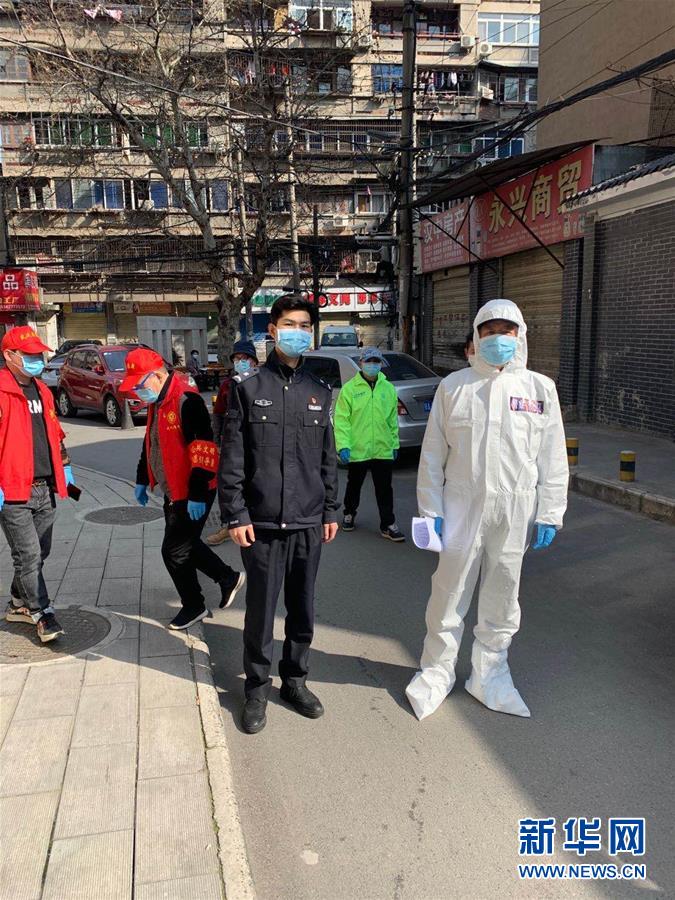 （習(xí)近平致敬的戰(zhàn)“疫”英雄·公安干警篇·圖文互動）（6）他們，抗疫一線鑄警魂