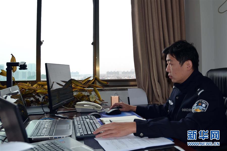 （習(xí)近平致敬的戰(zhàn)“疫”英雄·公安干警篇·圖文互動）（8）他們，抗疫一線鑄警魂