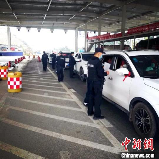 圖為云南一邊境檢查站防控疫情同時(shí)嚴(yán)防境外毒品滲透。　云南省公安廳供圖 攝