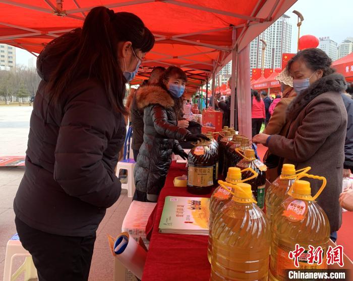 圖為市民們正在采購(gòu)商品。　孫睿 攝